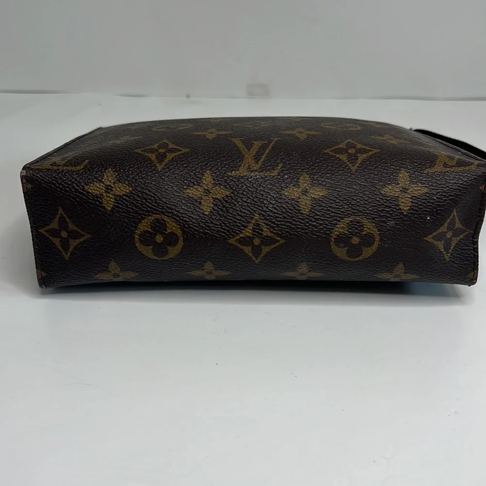 SOLD. Louis Vuitton Toiletry 19 pouch monogram - Picture 10 of 13
